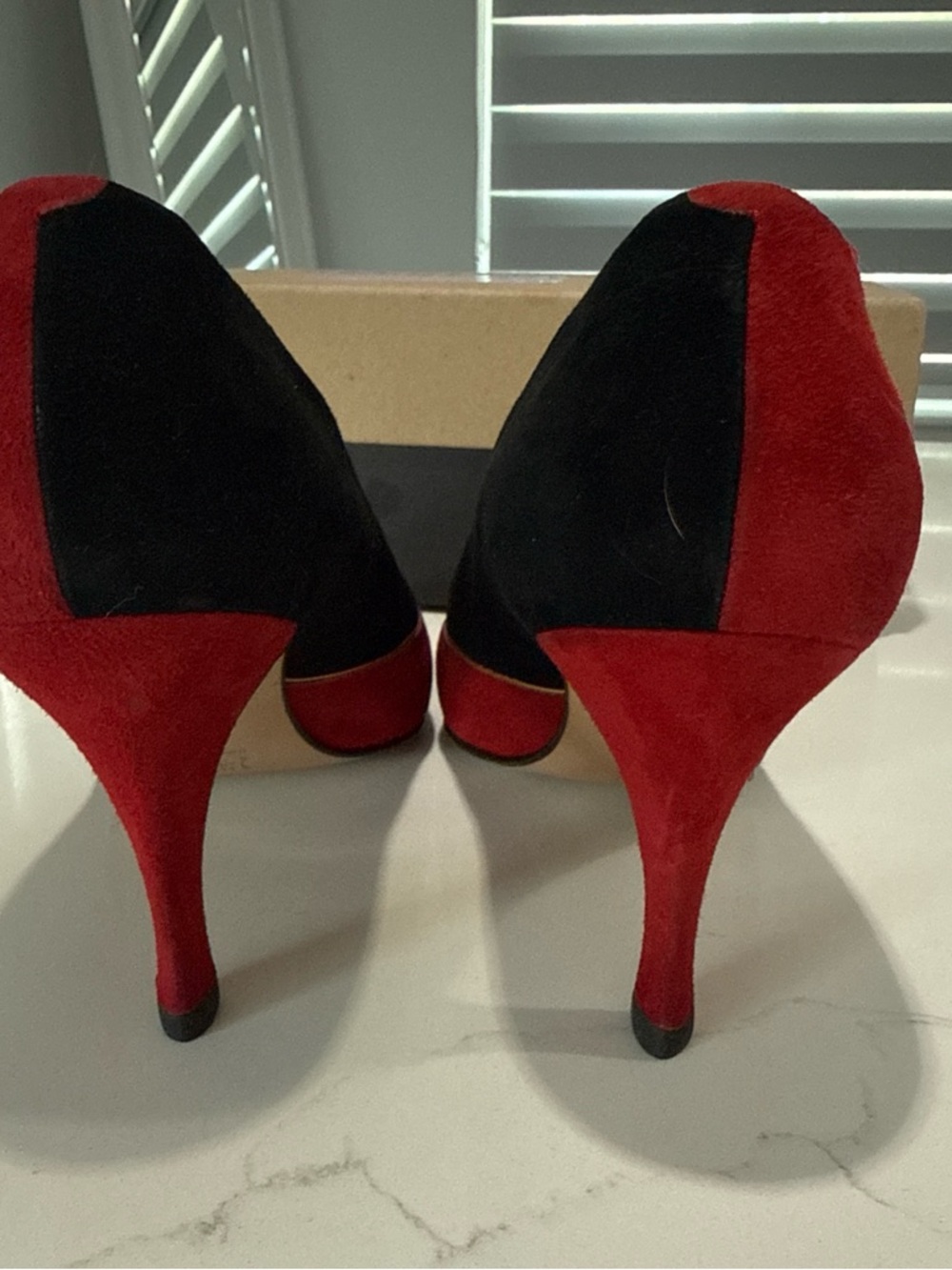 VINTAGE Bally Red and Black Suede Two-Tone Pointed Pumps with Gold Trim - Picture 3 of 8